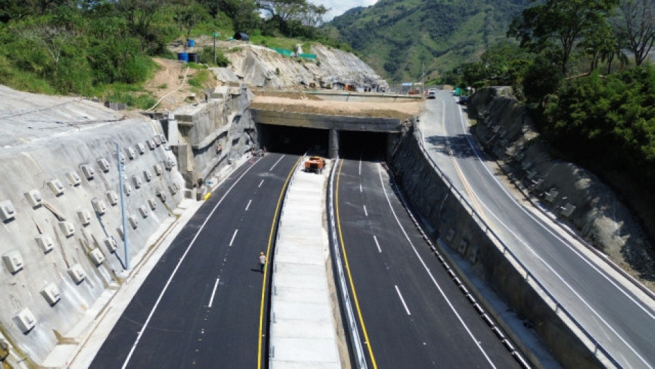 La vía Manizales-Medellín estrena un tramo clave para reducir los tiempos de viaje en dos horas. Vea cómo quedó la obra en Pacífico Uno y qué tareas siguen.