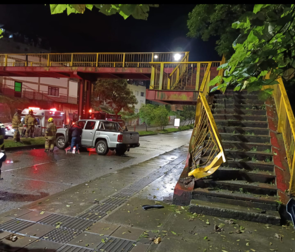 El hombre que conducía la camioneta sufrió lesiones leves y se investiga si estaba bajo los efectos del alcohol.