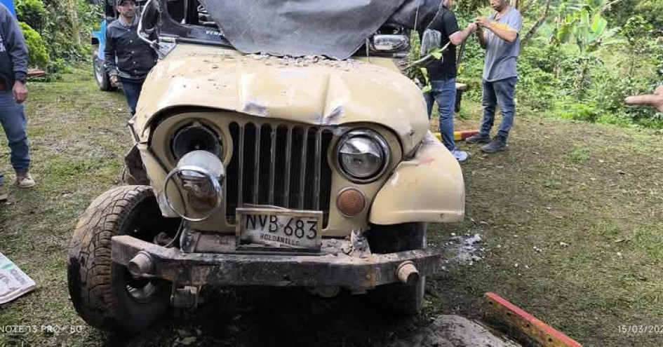 En el carro de servicio público se transportaban pasajeros y cargas de café.