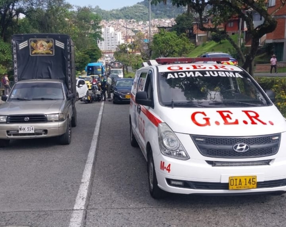 La motociclista presentó lesiones al chocar contra la parte trasera de una camioneta.