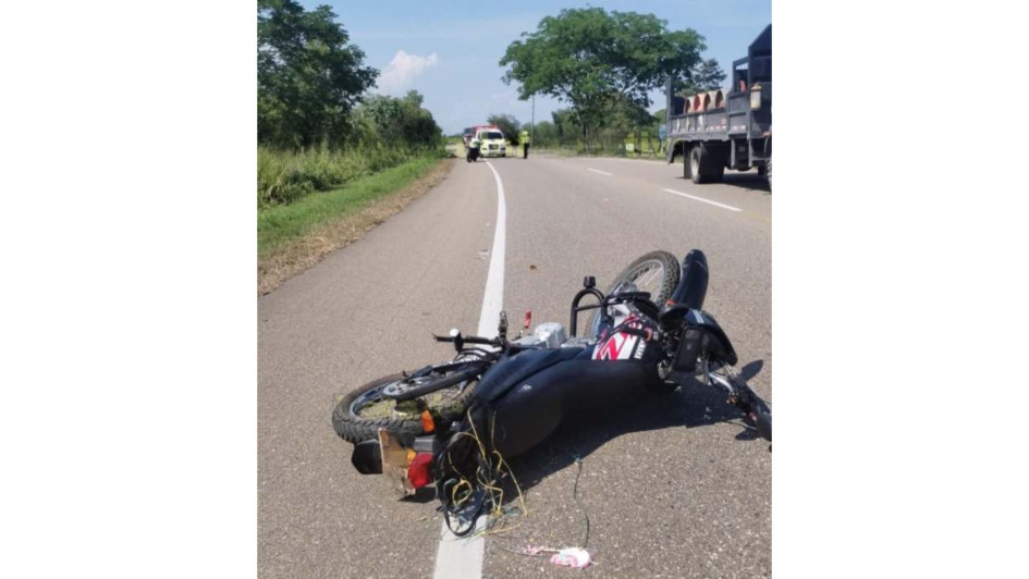 El accidente entre la moto y la tractomula ocurrió en la vía Manizales - Medellín. Una persona murió.