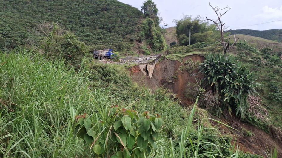 Entre los sectores de La Ínsula y Curazao, zona rural de Chinchiná, la banca de la vía sigue cediendo