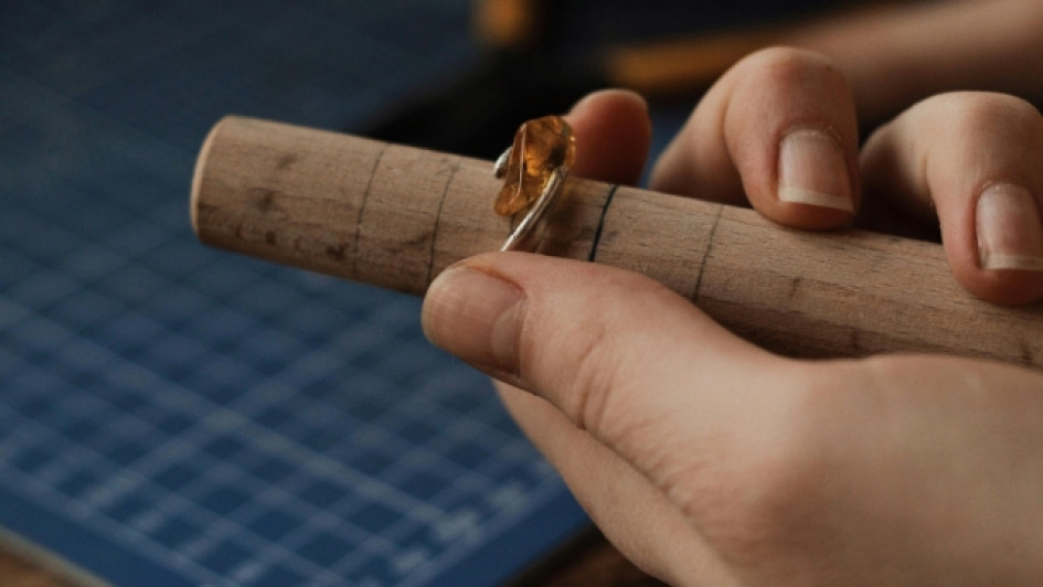 Persona fabricando un anillo
