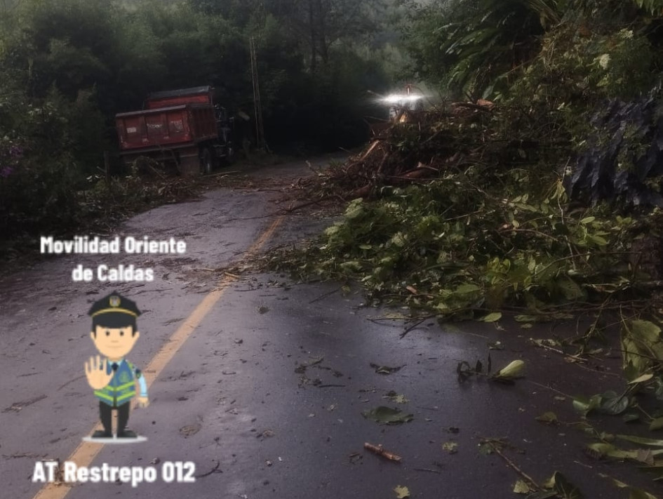 Un derrumbe tapó la mitad de una vía de Caldas este jueves (6 de marzo). La Gobernación registra 19 vías cerradas o con pasos restringidos. Planee su viaje.