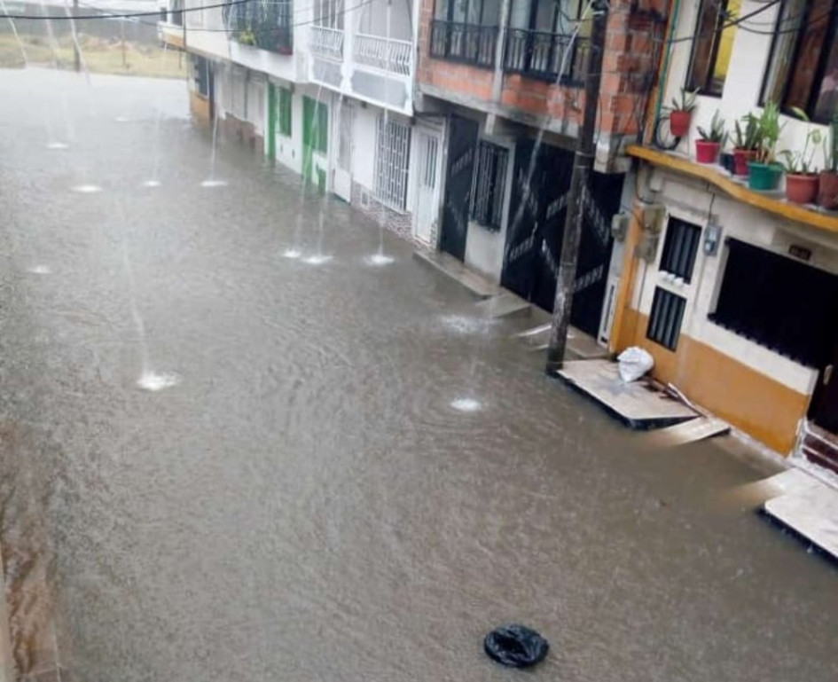 Dosquebradas volvió a inundarse en la mañana del martes (4 de marzo) en Valher y la Aurora baja. Los habitantes culpan a la obra inconclusa del Box culvert 