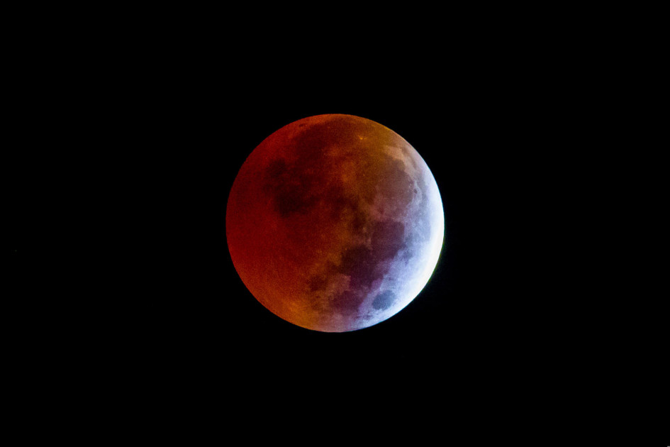 Vista de la luna llena este viernes, durante eclipse lunar, un fenómeno astronómico conocido como "luna roja", en Caracas (Venezuela). 