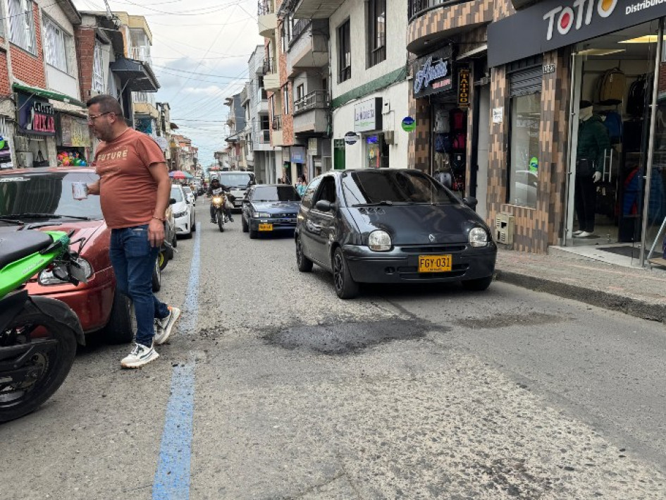 En la zona centro de Anserma se inició con un programa de reparcheo.