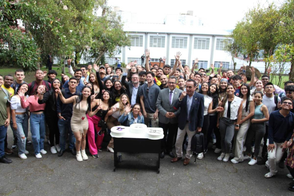 El edificio de la Facultad de Ciencias Sociales y Jurídicas de la Universidad de Caldas  antes era la sede del Seminario Mayor de Manizales. Desde 1984, los estudiantes de la entonces Facultad de Derecho empezaron a recibir su clases allí. 
