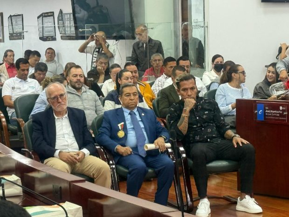 El senador Guido Echeverri, en el homenaje este sábado primero de marzo del 2025, al lado del presidente de la Difútbol, Álvaro González, y del delantero y goleador Dayro Moreno, del Once Caldas. Un día antes, en Pensilvania, concejales protestaron por la presencia de Echeverri en el Concejo de ese municipio. 