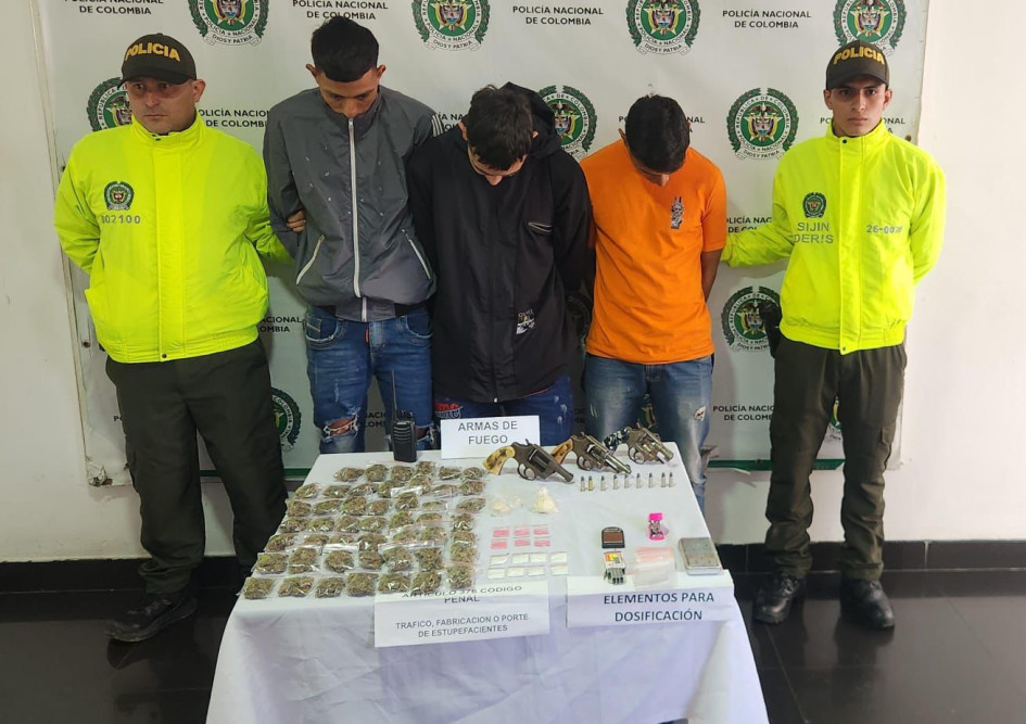 Los tres capturados son señalados de expender estupefacientes y de intimidar a los vecinos.