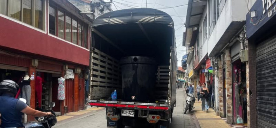Este es el camión que de manera voluntario prestó un ciudadano para llevar agua en Marquetalia. 
