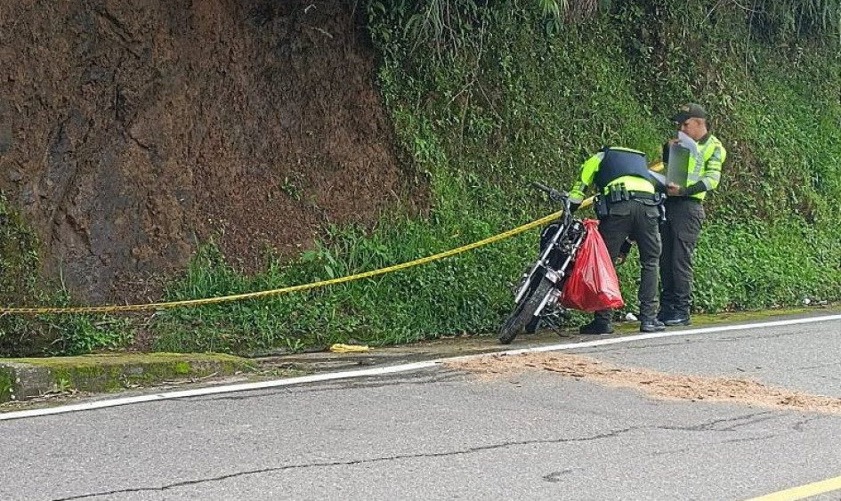Al motociclista, aún sin identificar, lo hallaron dentro de una alcantarilla.