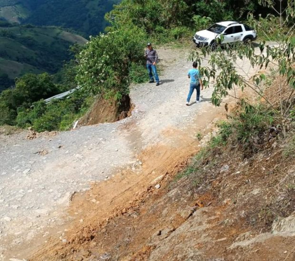Foto I Cortesía para LA PATRIA  La vía departamental denominada Partidas para el sector El Cruce- Salón - Rojo - La Paila en el k 2 +300 (sector San Rafael) presenta caída de la banca. Por eso, la Gobernación de Caldas ordenó el cierre total.