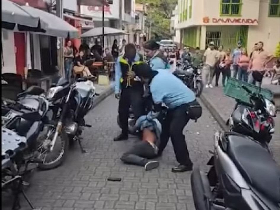 El ciudadano se enfrentó con los agentes, luego de que lo sorprendieron conduciendo sin casco y en estado de embriaguez.