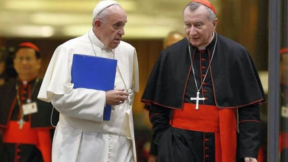 El cardenal Pietro Parolin, secretario del Estado Vaticano, junto al papa Francisco, en una fotografía de archivo.