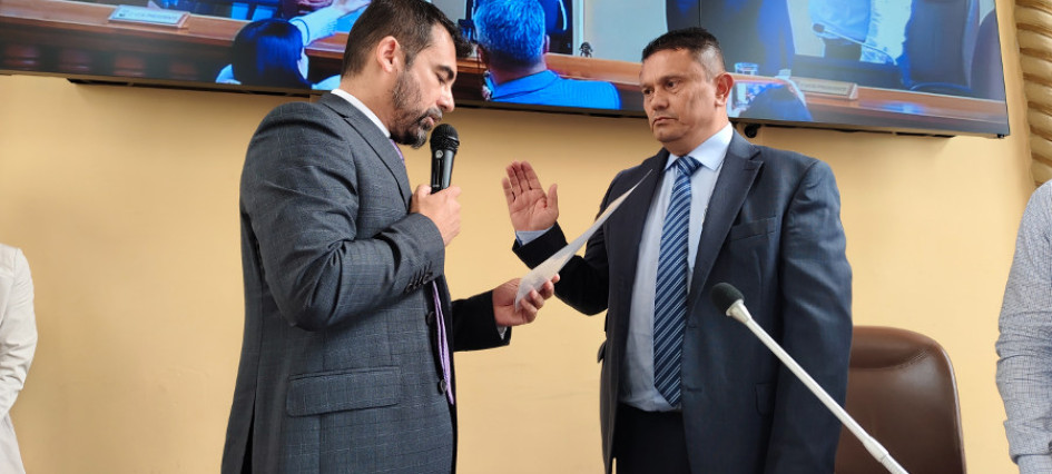 Alberto Bedoya, presidente de la Mesa Directiva de la Asamblea, fue el encargado de posesionar a Carlos Hernán Serna, ambos son del Partido Liberal.