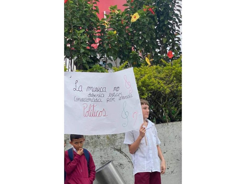 Los estudiantes plasmaron mensajes de protesta en carteleras. 