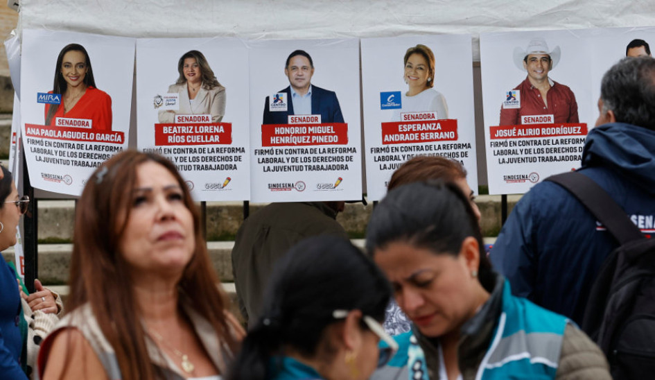 Trabajadores del Servicio Nacional de Aprendizaje (Sena) protestaron frente al Congreso de la República con fotografías de los senadores que archivaron la reforma laboral el pasado miércoles.