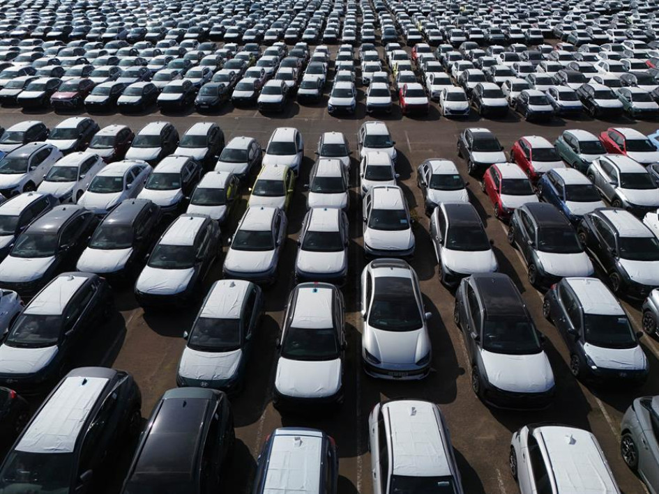 Una imagen tomada por un dron muestra autos nuevos estacionados en Tilbury Docks en Tilbury, Gran Bretaña, el 27 de marzo de 2025.