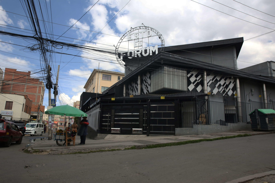 Fotografía de una discoteca donde fueron atacados tres jóvenes en la madrugada del domingo, este lunes en La Paz (Bolivia).