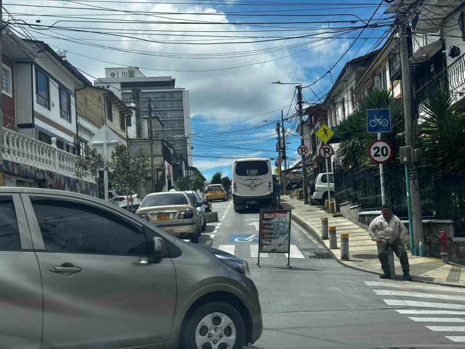 Se denunció el cierre de un carril en una vía pública de Liborio el pasado miércoles (23 de abril). Otro ciudadano aseguró que se debió a un choque de tres vehículos. La Alcaldía de Manizales inició una campaña pedagógica en el sector para despejar las calzadas y dijo que prioriza el diálogo sobre la sanción. 