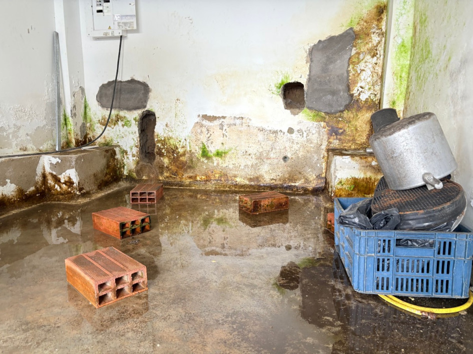 La propietaria teme que la filtración de agua genere un desastre en el barrio. La Unidad de Gestión del Riesgo asegura que no hay riesgos de que el terreno pase de estado sólido a líquido y promete otras medidas preventivas.