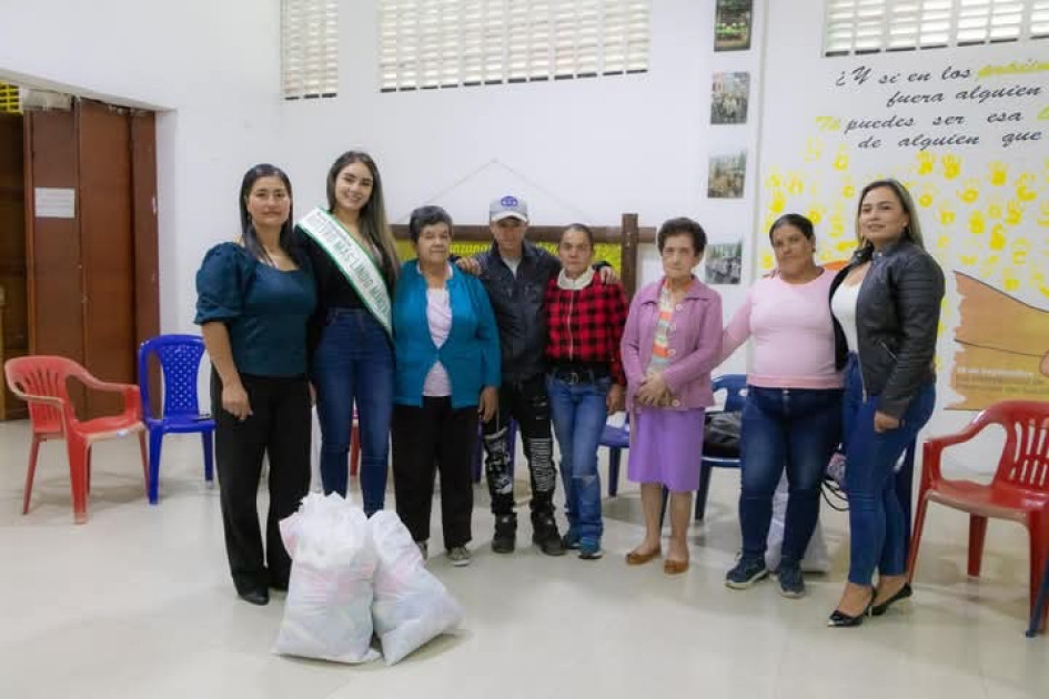 Milena Carvajal en la entrega de regalos.