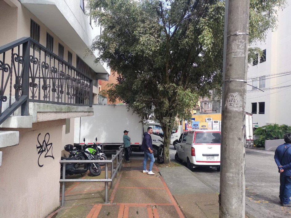 Foto | Cortesía | LA PATRIA   Según los habitantes del sector es común ver carros mal parqueados en la entrada del estacionamiento de Mercaldas y Confa.
