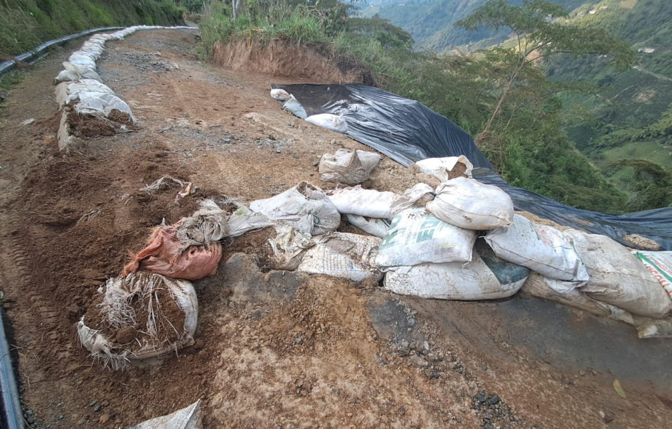 La fisura se comió la vía. Desde el 8 de abril está cerrada la ruta en una vereda de Manizales por un derrumbe. La Alcaldía promete construir un camino provisional de 70 metros de largo entre esta semana y la próxima.