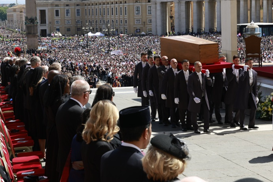 Foto | Efe | LA PATRIA  Ciudadanos que sintieron la bondad de Francisco estuvieron presentes para despedirlo.
