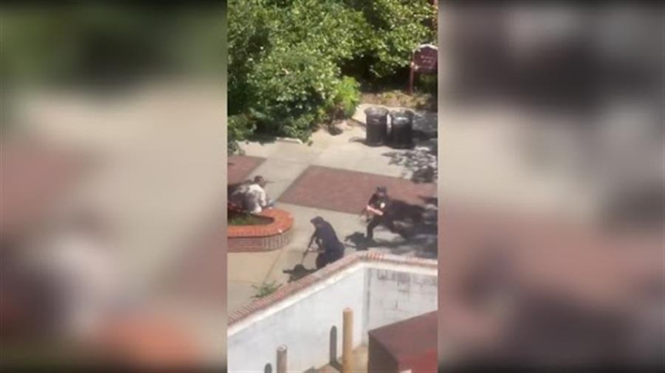 Captura de video de agentes de seguridad durante un tiroteo este jueves, en la Universidad Estatal de Florida en Tallahassee (Estados Unidos).