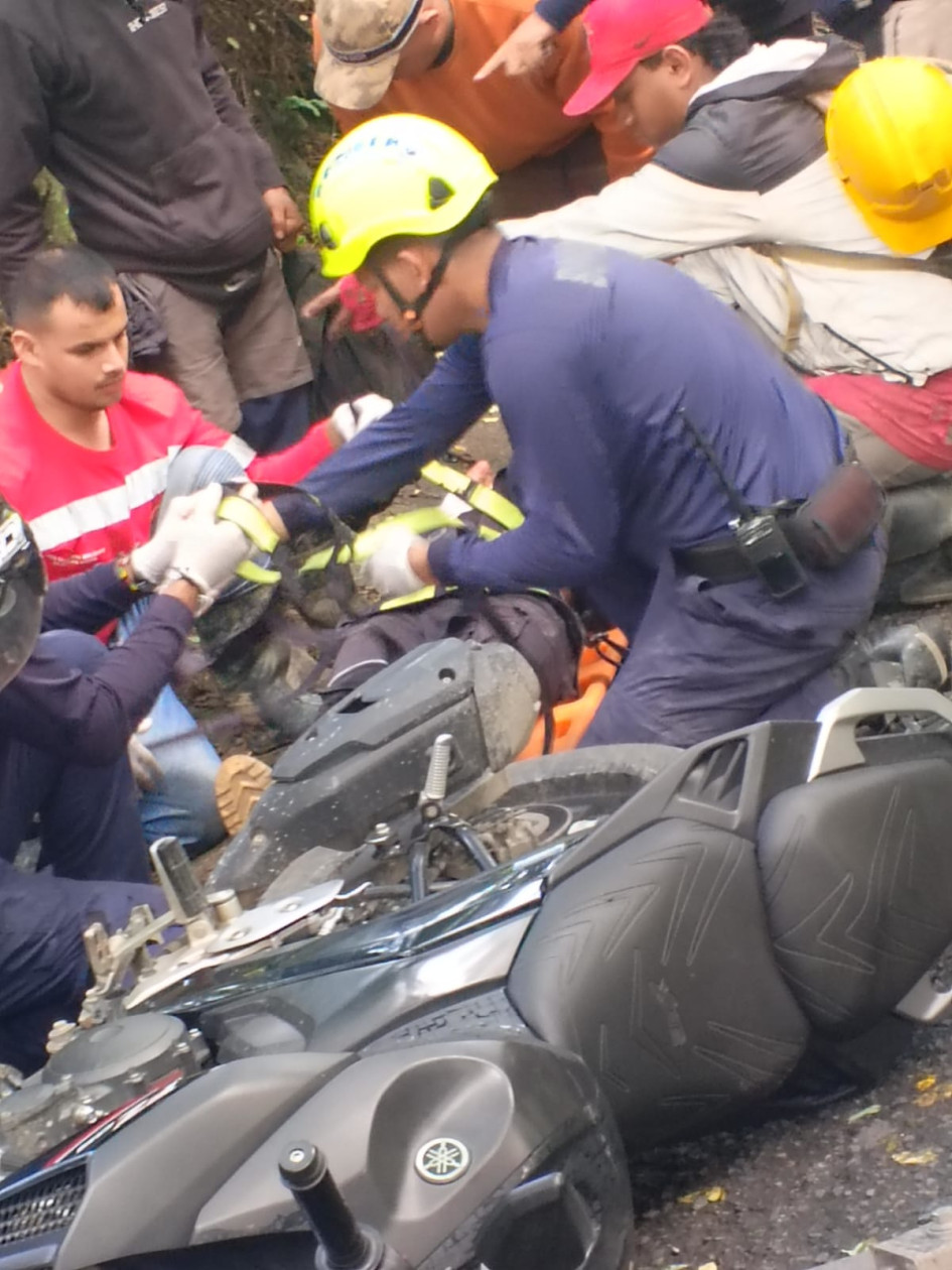 Este accidente entre 3 motos fue en la entrada a Marmato.