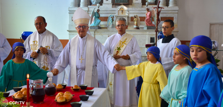 Monseñor Rigoberto Corredor, quien terminó su arzobispado el año anterior en la Diócesis de Pereira, participó en la Última Cena con los niños de Anserma.