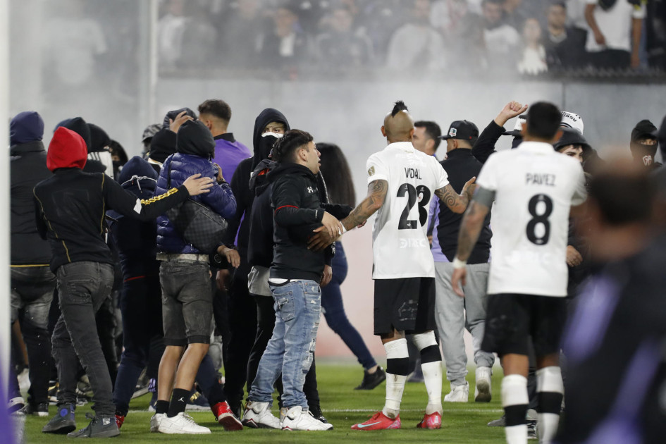 Arturo Vidal, de Colo Colo, conversando con aficionados que ingresaron al campo el pasado jueves.