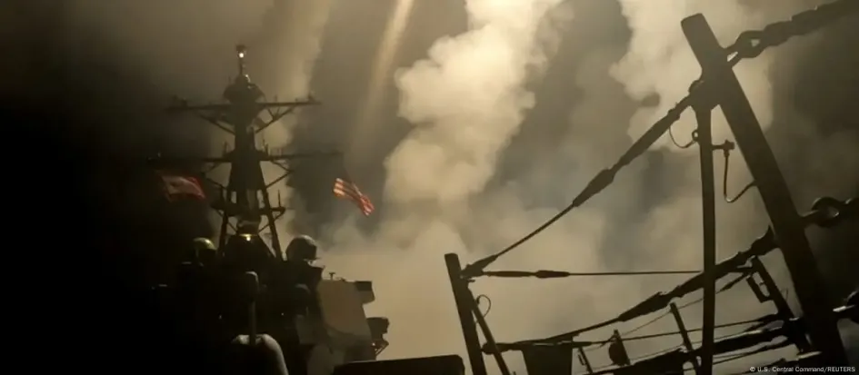 Un buque estadounidense dispara misiles contra posiciones hutíes.