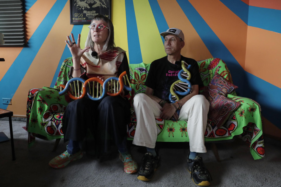 Andrea Echeverri (i) y Héctor Buitrago, hablando en una entrevista con EFE en Bogotá (Colombia). 