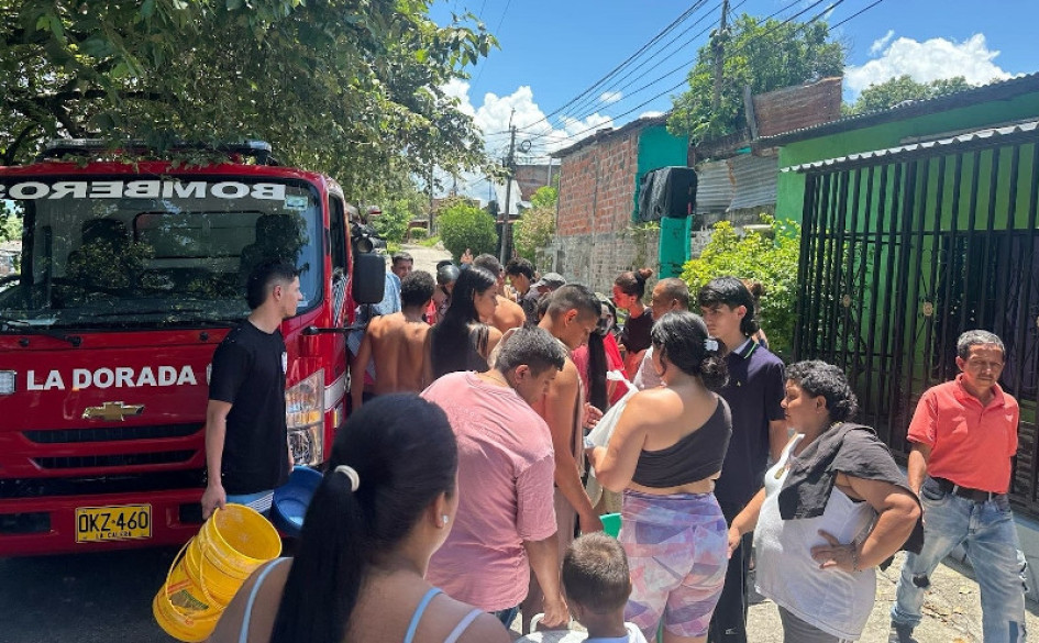El Cuerpo de Bomberos le está facilitando agua a la comunidad.