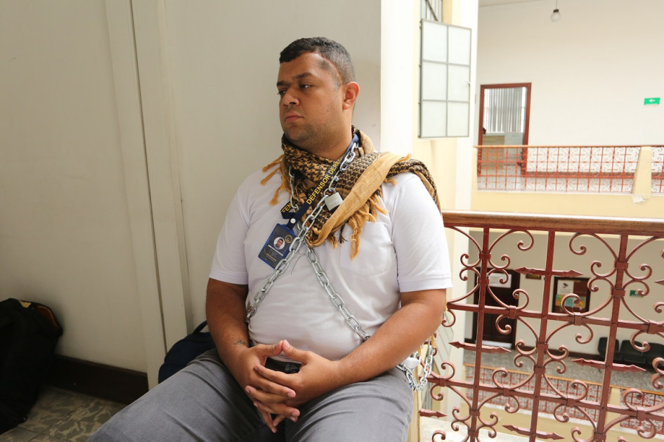 Andrés Felipe Lasso Ledesma, líder social de Riosucio, permanece encadenado en el edificio de la Licorera, frente a la oficina de la UNP, desde el lunes en la mañana.