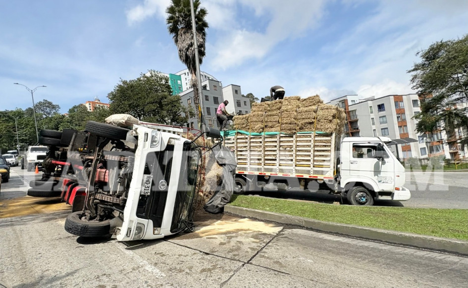 El camión transportaba heno y terminó obstaculizando un carril de descenso.