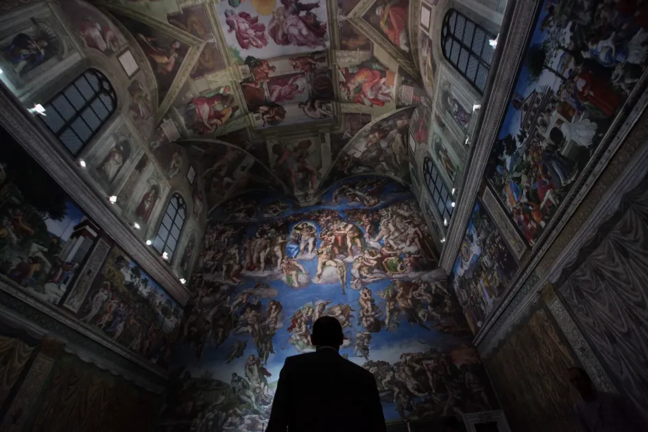 El 'Juicio Final', obra de Miguel Ángel, llama la atención en la pared del fondo de la Capilla Sixtina.