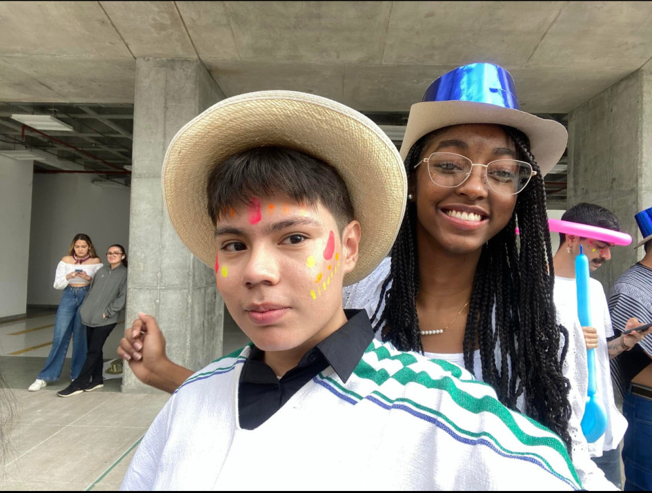 Yury Yicel Guerrero Córdoba junto a Andrés Felipe Latorre Franco durante una actividad en la Universidad de Manizales.