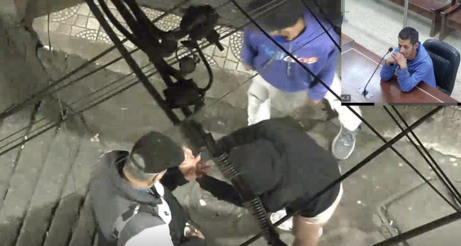 Momento en que Julito entrega la dosis de bazuco y recibe el dinero.