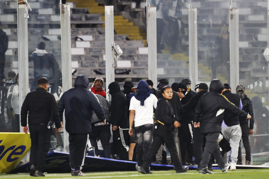 Aficionados de Colo Colo ingresaron al campo del estadio Monumental de Santiago e interrumpieron el partido de su equipo contra Fortaleza, por la Copa Libertadores. Minutos antes del inicio, dos hinchas murieron asfixiados en un enfrentamiento con la Policía.