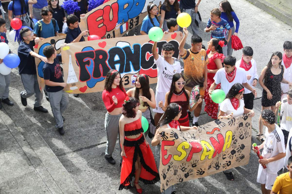Los estudiantes del colegio San Jorge de Manizales celebraron con bombas y pompones.