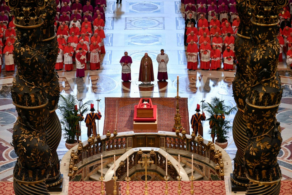 El féretro abierto del papa Francisco, en la basílica de San Pedro ante el Altar de la Confesión antes de que los fieles puedan darle el último adiós, este miércoles.