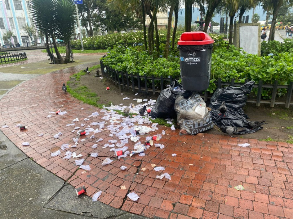Foto | LA PATRIA  En el parque Los Fundadores también se presenta la inadecuada disposición de los residuos.