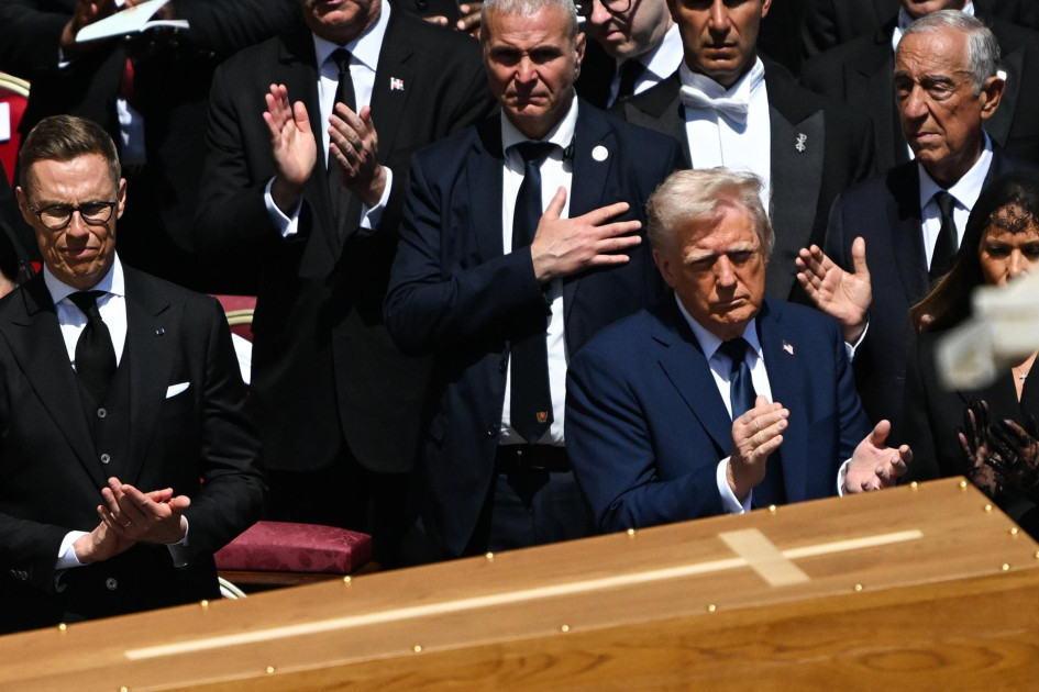 El presidente estadounidense, Donald Trump (derecha, delante) asiste a la misa funeral del papa Francisco en la Plaza de San Pedro en la Ciudad del Vaticano, este 26 de abril de 2025.