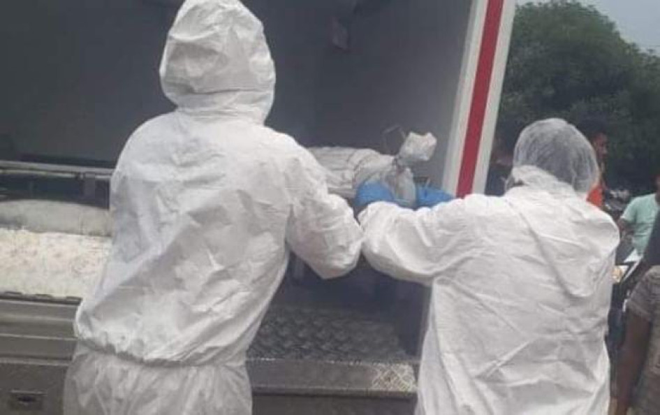 Las autoridades hicieron la inspección técnica del cuerpo en la vereda.