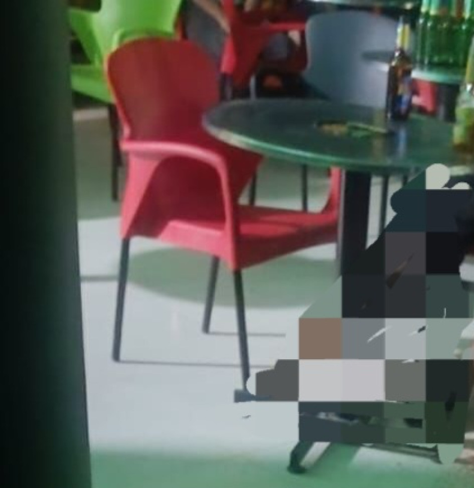 El fallecido quedó sobre una silla.