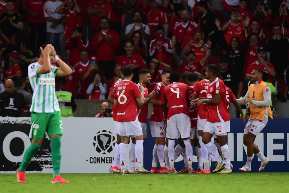 Con un hat-trick de Alan Patrick, Internacional de Porto Alegre le ganó 3-0 al Atlético Nacional y es el nuevo líder del Grupo F de la Copa Libertadores.